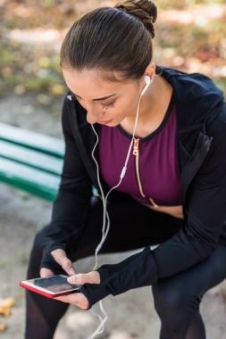 parkta bankta Smartphone kullanan kadın