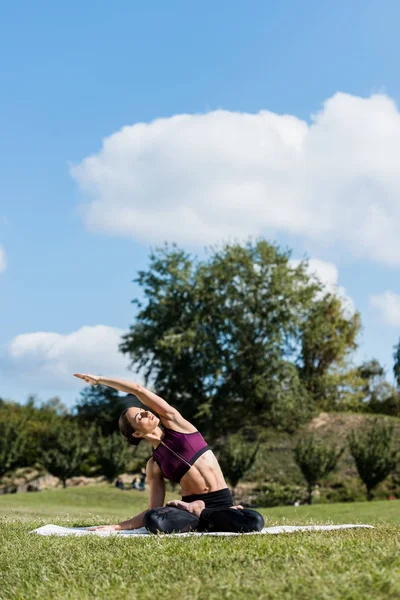 Woman doing side bend — Stock Photo, Image