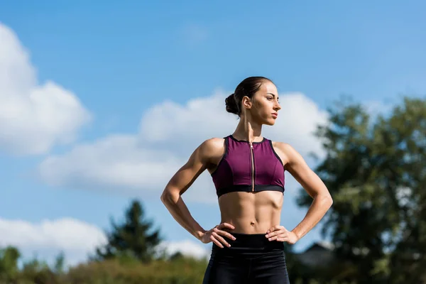 Sportif kadın açık havada — Stok fotoğraf