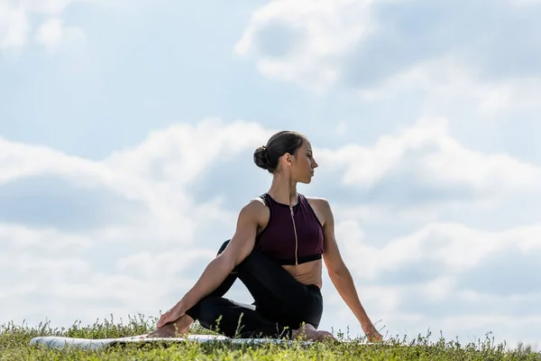 Mujer haciendo twist —  Fotos de Stock