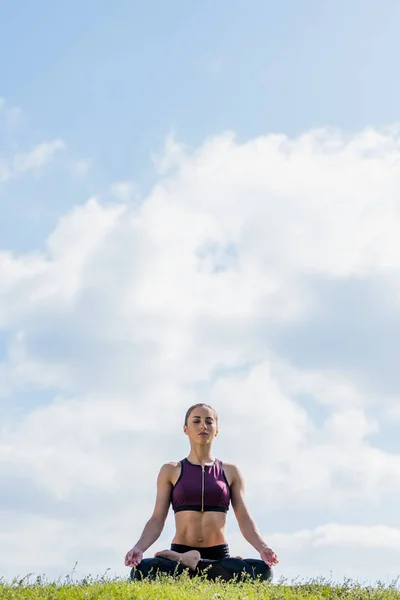 Mujer en pose de loto — Foto de Stock