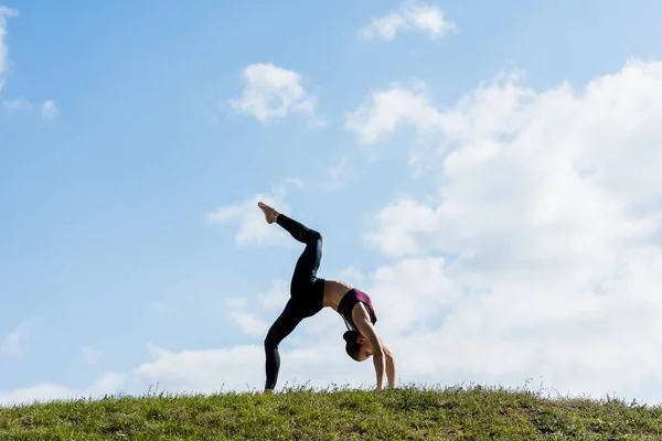 Woman in bridge pose — Stock Photo, Image