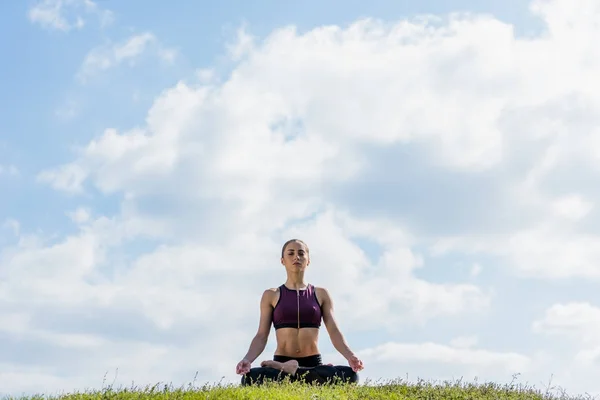 Žena v lotus pose — Stock fotografie