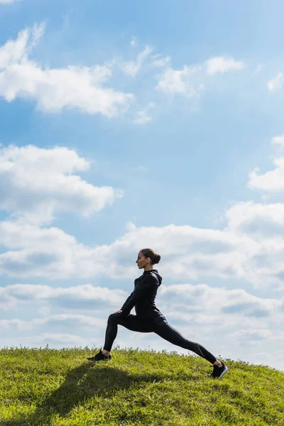 Mujer en pose de guerrero — Foto de Stock