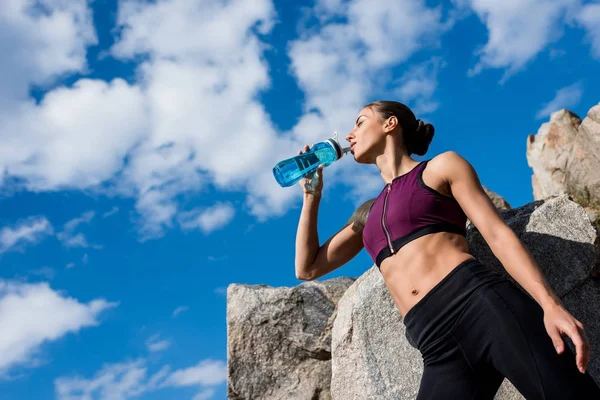 Fit woman drinking water — Stock Photo, Image