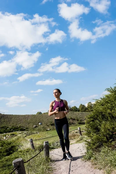 田舎道でジョギングの女性  — 無料ストックフォト