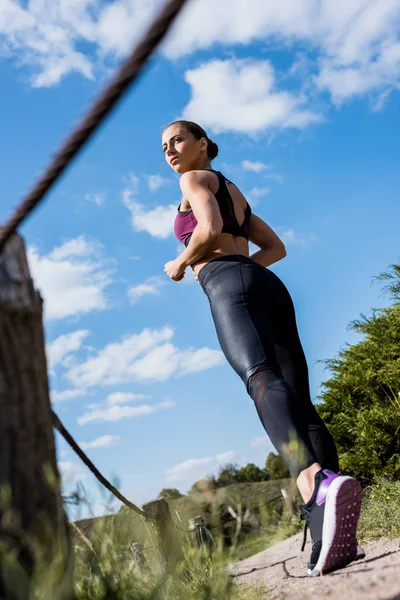 Vrouw joggen op landelijke weg — Gratis stockfoto