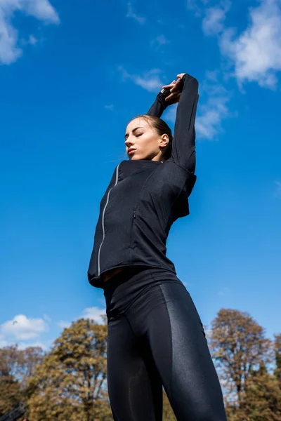 Mujer estirándose al aire libre — Foto de Stock