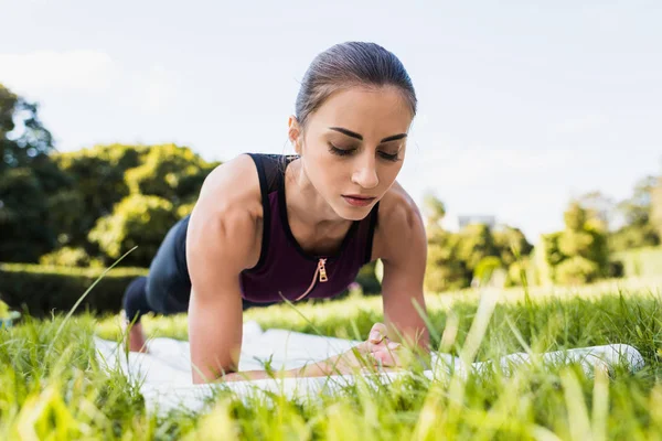 Woman doing plank — Stock Photo, Image