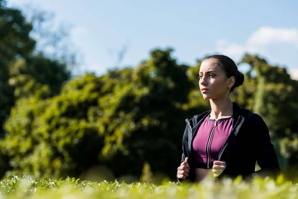 Sportliche Frau läuft in Park — Stockfoto