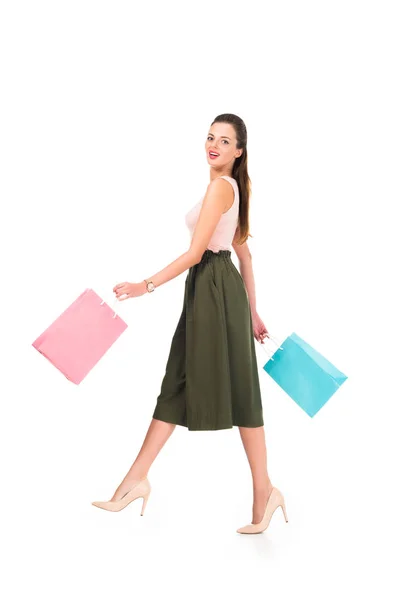 Donna che cammina con le borse della spesa in mano — Foto Stock