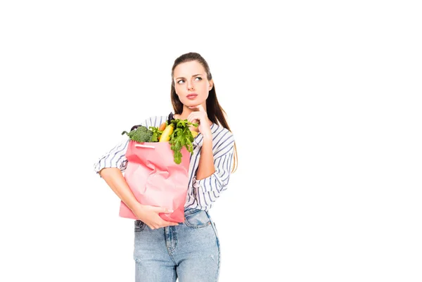 Kvinna som håller i shoppingväska med mat — Stockfoto