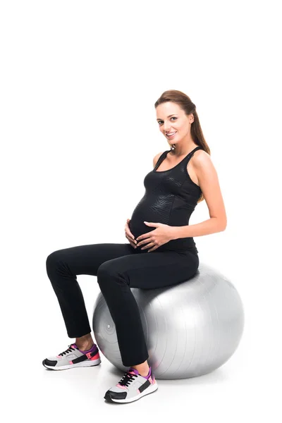 Femme enceinte faisant de l'exercice sur balle fitness — Photo