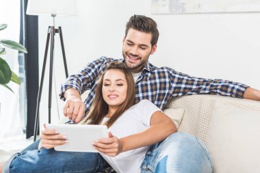 Tablet kullanarak çekici çift