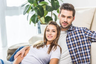 katta oturan çekici çift