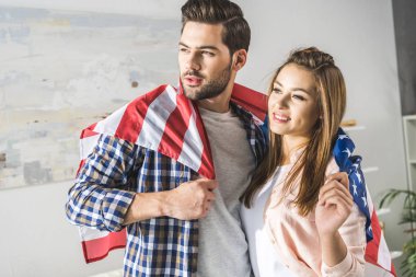 Amerikan bayrağı sarılmış Çift