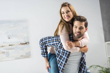 Adam piggybacking kız