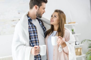 kahve ve ekose ile Çift