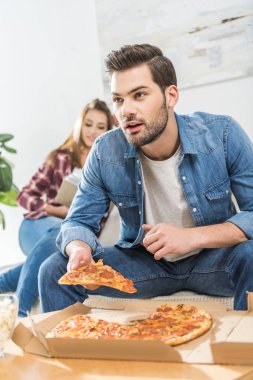adam tutarak dilim pizza