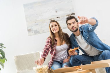 tv izlerken atıştırmalıklar ile Çift