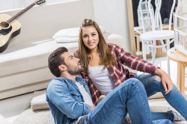 Çift yerde dinleniyor.