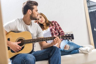 Kanepede gitar ile Çift