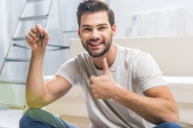 Mutlu bir adam gösteren anahtar