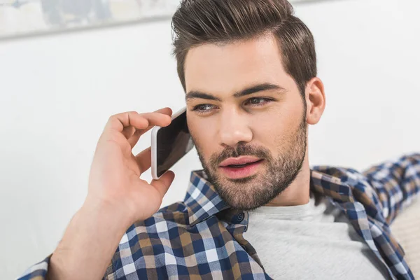 Man talar på smartphone — Stockfoto