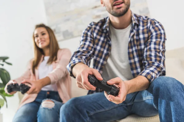 Pareja jugando videojuego con gamepads — Foto de Stock