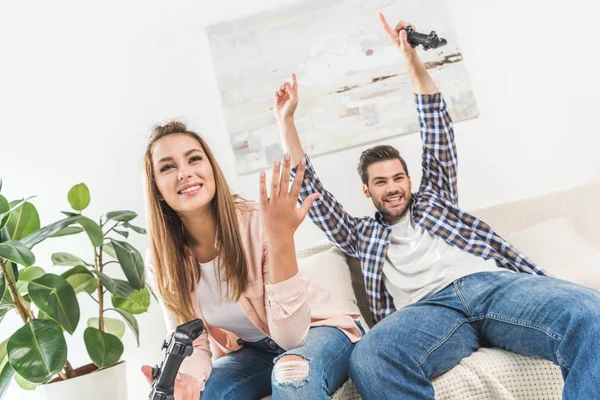 Pareja jugando videojuego con gamepads — Foto de Stock