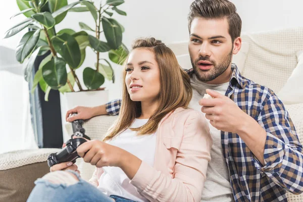 Mulher jogando videogame com gamepad — Fotografia de Stock