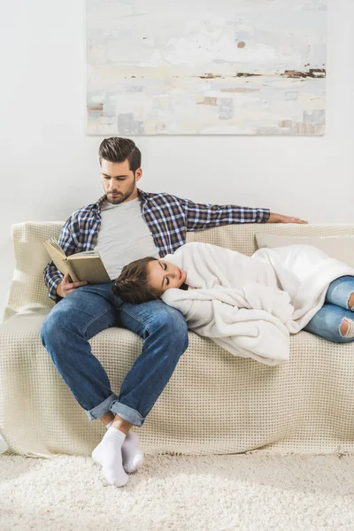 Casal relaxante no sofá — Fotografia de Stock