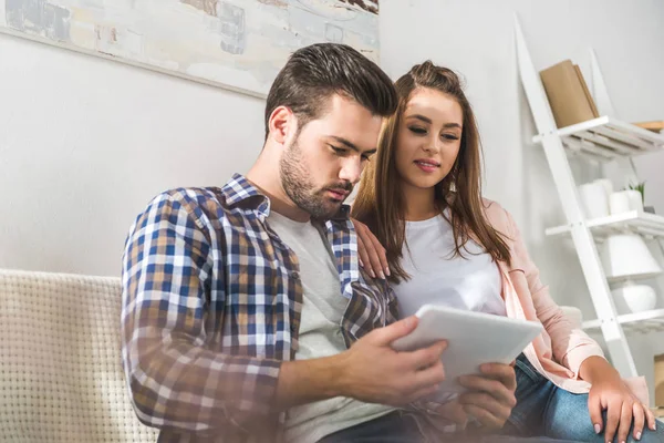 Coppia giovane che utilizza tablet digitale — Foto Stock