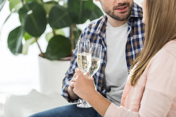 Pár cinkání sklenic šampaňského — Stock fotografie
