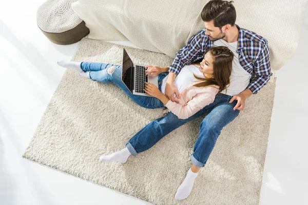 Пара використовує ноутбук вдома — стокове фото