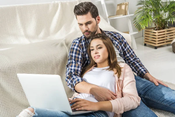 Atractiva pareja usando laptop — Foto de Stock