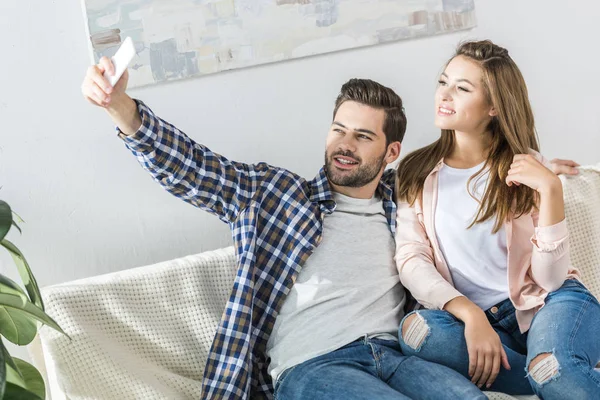 Paar macht Selfie mit Smartphone — Stockfoto