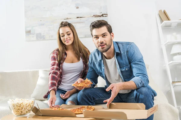 Pareja viendo tv con snacks —  Fotos de Stock