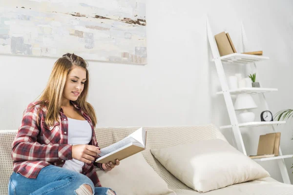 Mulher no sofá livro de leitura — Fotografia de Stock