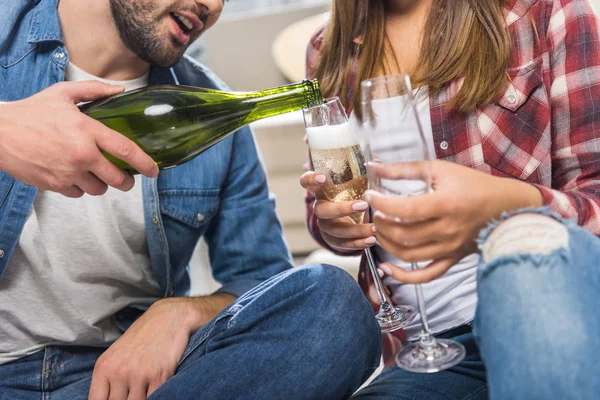 Casal sentado no chão com champanhe — Fotografia de Stock