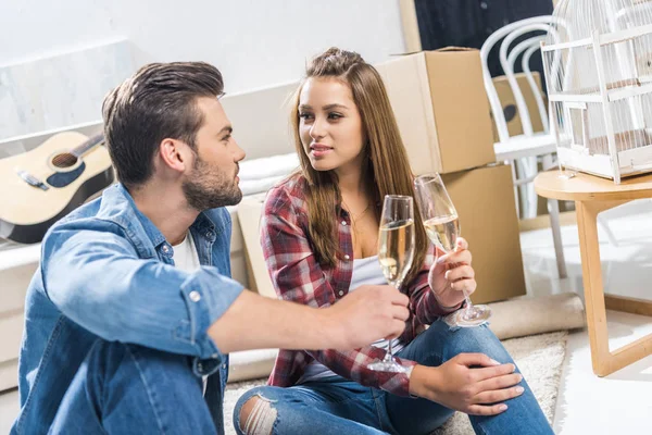 Couple drinking champagne — Stock Photo, Image