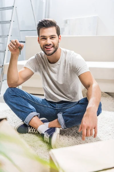 Homem feliz mostrando chave — Fotografia de Stock