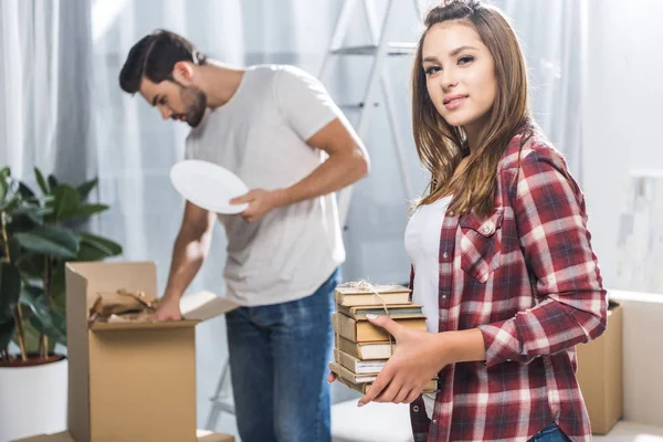 Pareja desempacando cajas móviles — Foto de stock gratis