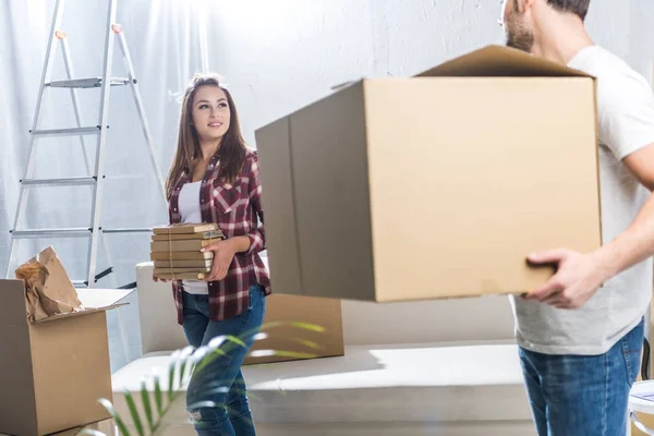 Pareja desempacando después de moverse — Foto de Stock