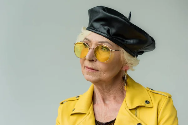 Starší žena v baret a žluté sluneční brýle — Stock fotografie zdarma