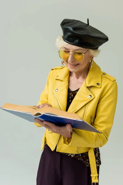 Libro de lectura de mujer senior de moda — Foto de stock gratis