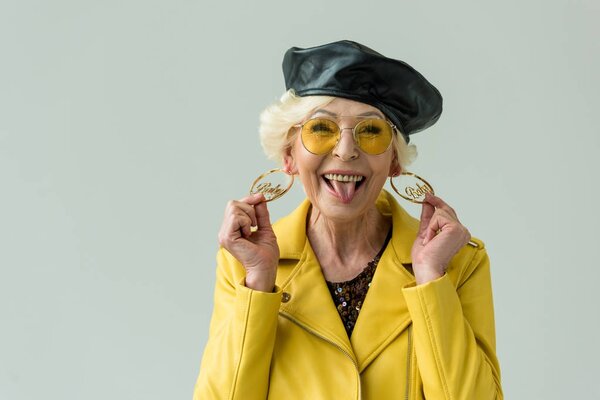 Élégant femme âgée en boucles d'oreilles — Photo