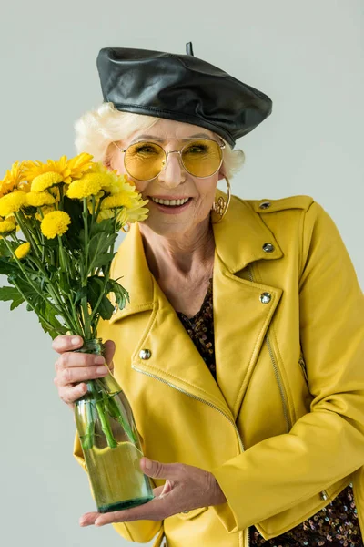 Mulher sênior feliz com flores — Fotografia de Stock