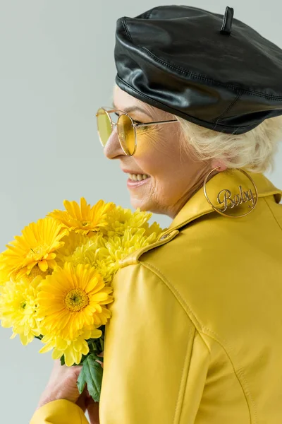 Mulher sênior com buquê de flores amarelas — Fotografia de Stock Grátis