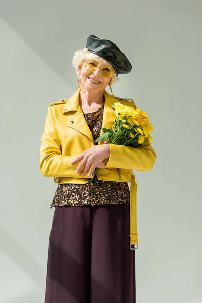 Stylish senior woman with flowers — Stock Photo, Image